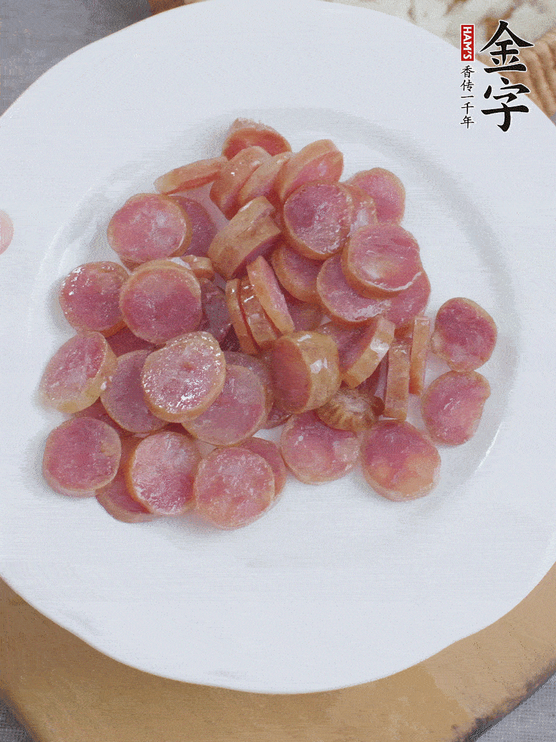 九游会
香肠煮10分钟，切圆片。