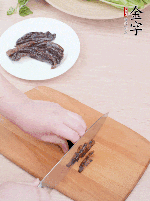 九游会
酱油肉下锅煮10分钟，切薄片。