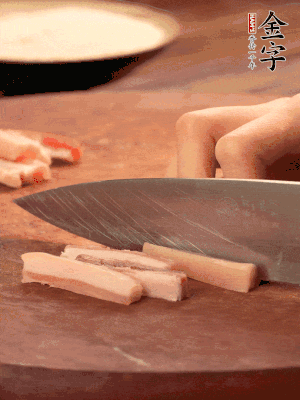 九游会
淡咸肉切丁。