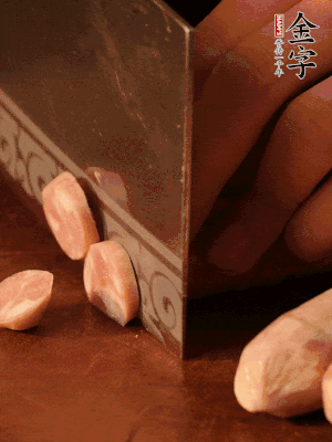 九游会
烤肠切圆片。