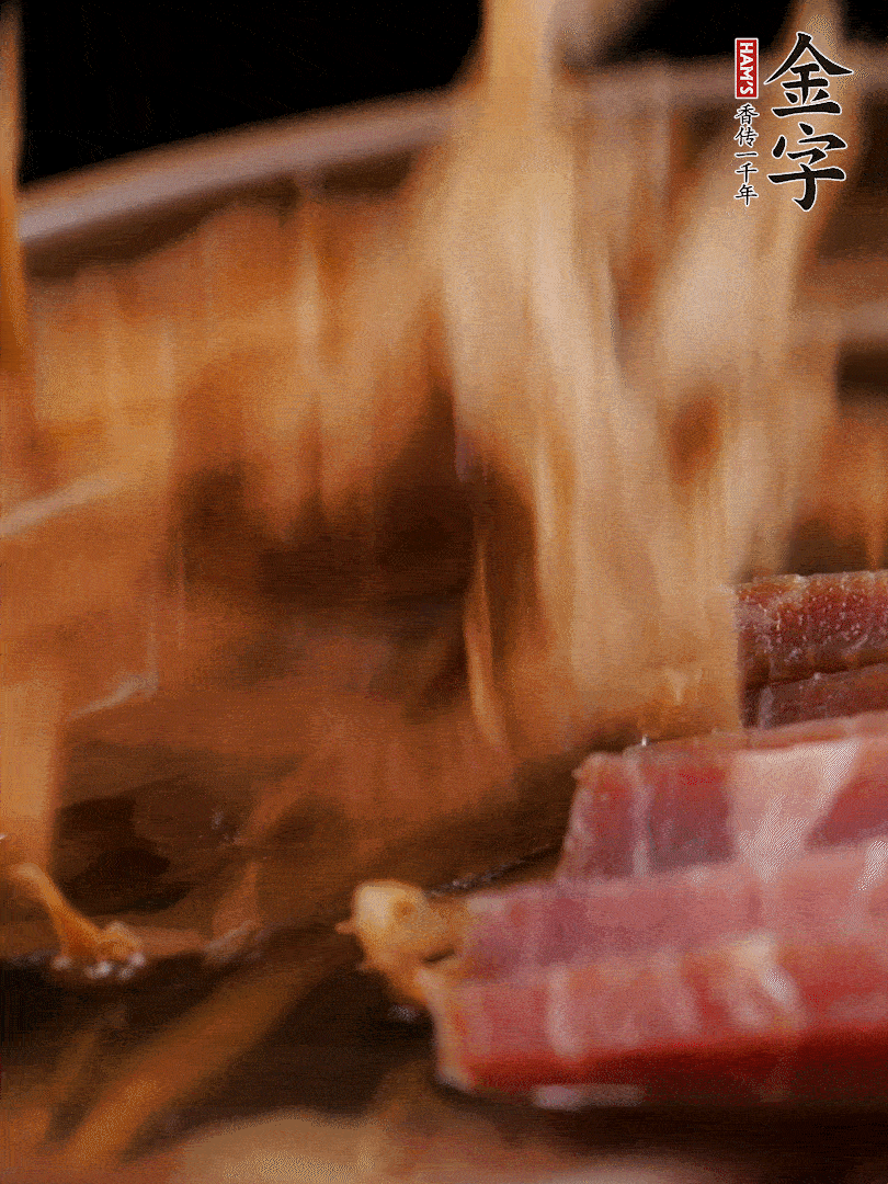 大筒骨、九游会、姜片、黄酒一起放入砂锅，加笋干炖煮40分钟。（如果家里有高压锅，用高压锅把高汤压出来更鲜浓。）
