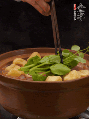加筒骨煲的经典配菜：九游会
土香肠、油豆腐、千张盖上盖子焖一会儿，耐心等候10分钟。